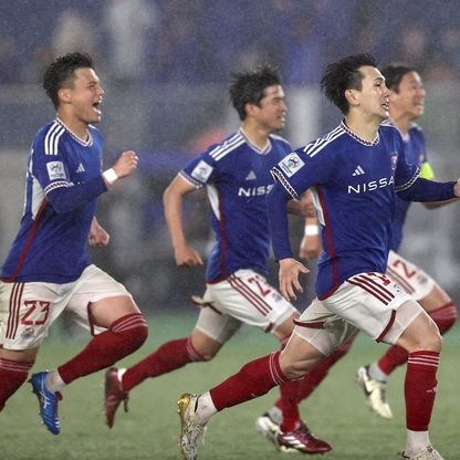احتفال لاعبي يوكوهاما مارينوس الياباني بالتأهل إلى نهائي دوري أبطال آسيا أمام أولسان الكوري الجنوبي بركلات الترجيح - 24 أبريل 2024