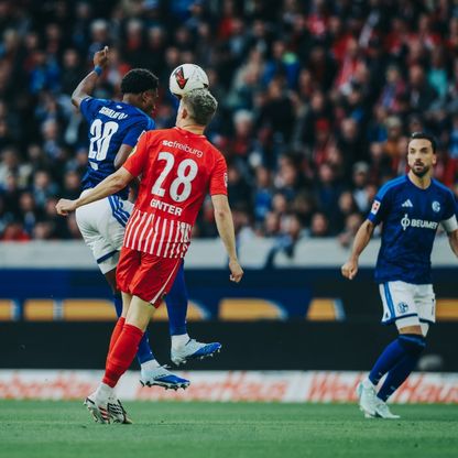 فرايبورغ بعشرة لاعبين يفوز على شالكه ويتصدر الدوري الألماني