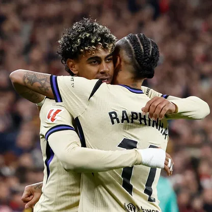 رافينيا يهنئ لامين يامال على هدفه في مرمى أتلتيك بلباو في الدوري الإسباني - 7 مارس 2026