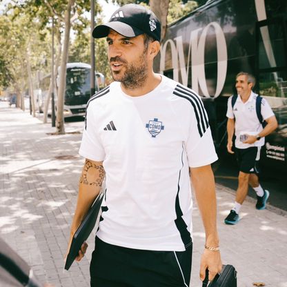 ماذا قال فابريغاس عن العودة لبرشلونة والمقارنة بين ميسي ويامال؟