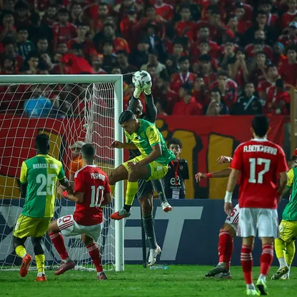 محمد الشناوي حارس الأهلي يتصدى لكرة خلال مواجهة شبيبة القبائل - 22 نوفمبر 2025