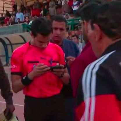 إيقاف حكم مصري لجأ إلى "الهاتف المحمول" للتأكد من صحة قراره