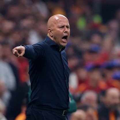 أرني سلوت يدافع عن عدم البدء بمحمد صلاح ويشكك في ركلة جزاء غلطة سراي