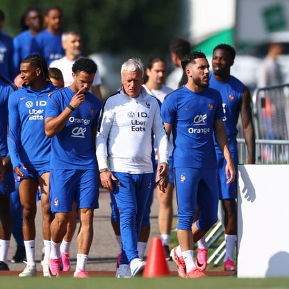 حداد في معسكر فرنسا.. ديشان يعود إلى باريس بعد وفاة والدته