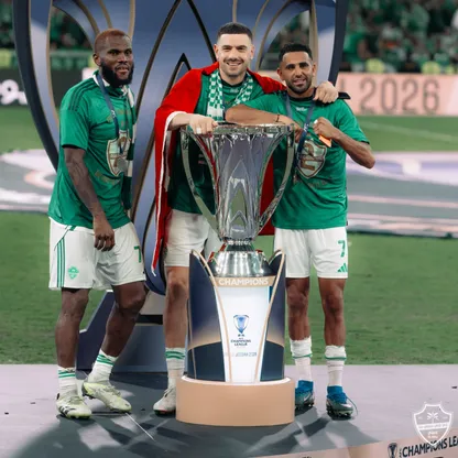 احتفال رياض محرز وديميرال وفرانك كيسي بكأس دوري أبطال آسيا للنخبة - 25 أبريل 2026