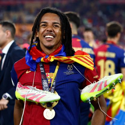 برشلونة يجدد عقد جول كوندي حتى 2030