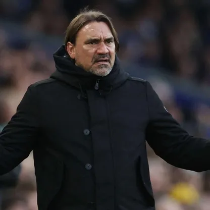 مدرب ليدز يونايتد دانيل فاركي يعترض على التحكيم خلال مباراة أستون فيلا في الدوري الإنجليزي - 23 نوفمبر 2025