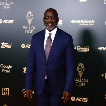 الليبيري جورج ويا نجم الكرة الإفريقية السابق عند وصوله حفل جائزة الكرة الذهبية في فرنسا - 28 أكتوبر 2024