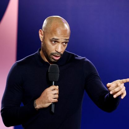 تييري هنري ممازحاً: قميص ريال مدريد قد يساعدني على استعادة شعري