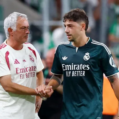 فيدي فالفيردي يصافح مورينيو بعد صناعة هدف فوز ريال مدريد في لقاء ودي أمام فيرينكفاروس المجري - 8 أغسطس 2026