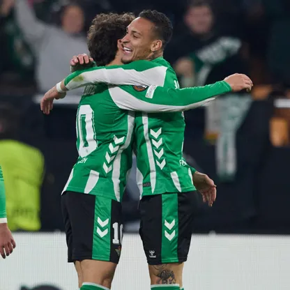 البرازيلي أنتوني لاعب ريال بيتيس يعانق زميله المغربي عبد الصمد الزلزولي عقب تسجيل الأخير هدفاً في أوتريخت - 27 نوفمبر 2025