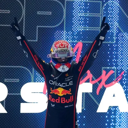 ماكس فرشتابن سائق رد بول يحتفل بفوزه بسباق قطر لفورمولا 1 - 30 نوفمبر 2025