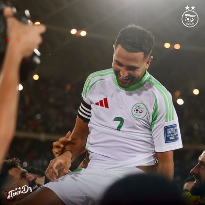 رياض محرز يقود تشكيلة الجزائر أمام السعودية