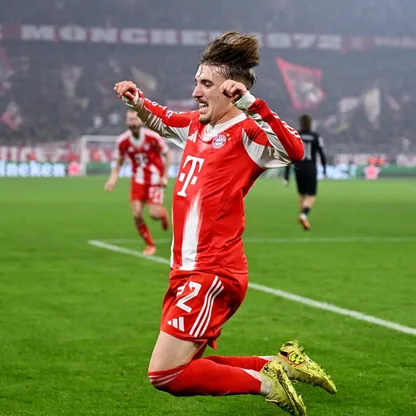 لاعب بايرن ميونيخ لينارت كارل يحتفل بالتسجيل ضد سبورتينغ لشبونة في دوري أبطال أوروبا - 9 ديسمبر 2025