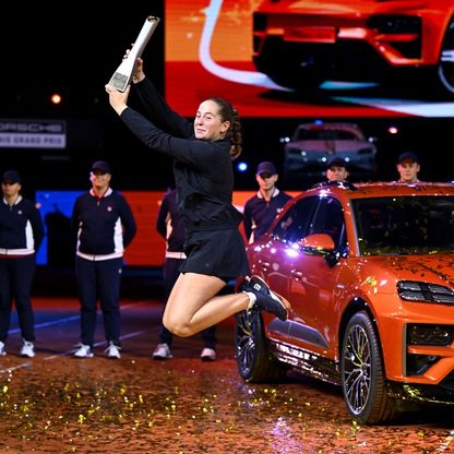 أوستابنكو تفاجئ سابالينكا وتتوج بطلة في شتوتغارت للتنس