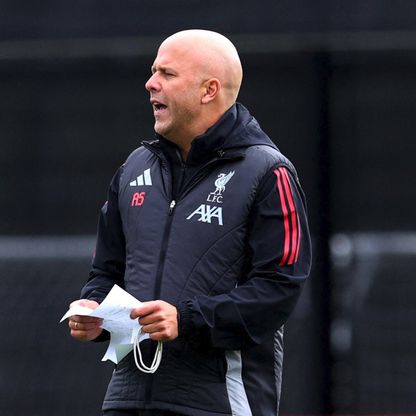 آرني سلوت يقارن مباراة ليفربول ومانشستر سيتي بكلاسيكو ريال مدريد وبرشلونة