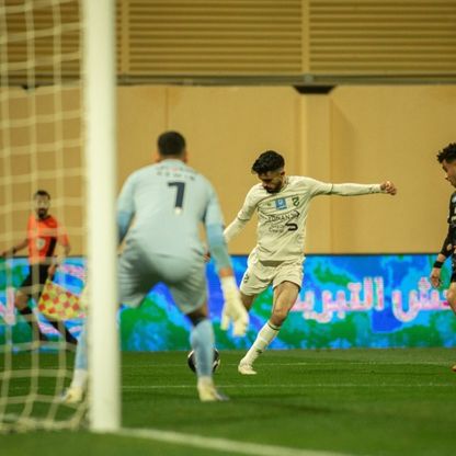 شاهد.. حارس ينقذ ركلتي جزاء ثم يسجل ضد مرماه في خسارة ضمك أمام الحزم