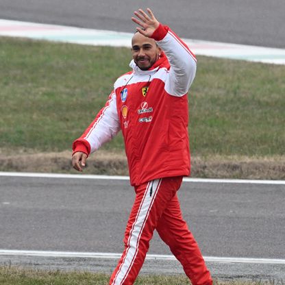 هاميلتون يتحدث عن "تحد هائل" مع الكشف عن سيارة فيراري الجديدة