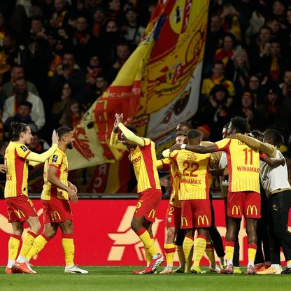 لانس يتصدر الدوري الفرنسي وينتظر هدية مارسيليا في الكلاسيكو