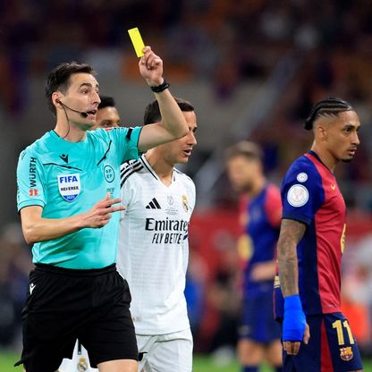 الكشف عن طاقم حكام مباراة القادسية والأهلي في كأس السوبر السعودي