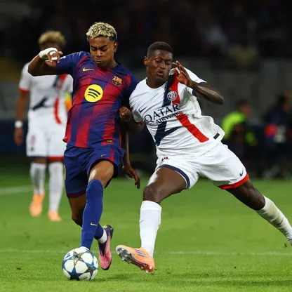 لامين يامال لاعب برشلونة في صراع على الكرة مع نونو مينديز مدافع باريس سان جيرمان في دوري أبطال أوروبا - 1 أكتوبر 2025