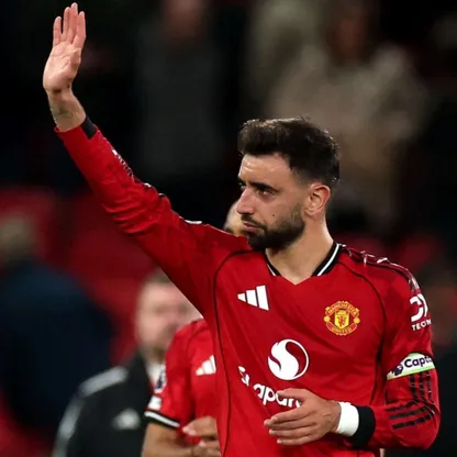 صانع الألعاب البرتغالي برونو فرنانديز يُحيي جمهور مانشستر يونايتد خلال موسم 2026-2025