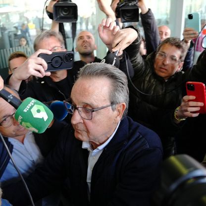 نيغريرا يستخدم "حق الصمت" أمام القضاء في قضية برشلونة