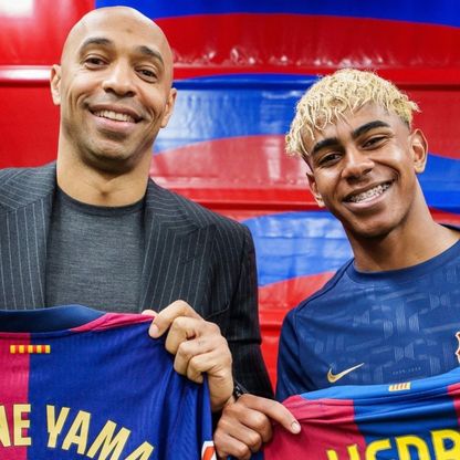 "الصفقة تمت بنجاح".. يامال يستبدل قميصه بقميص هنري التاريخي