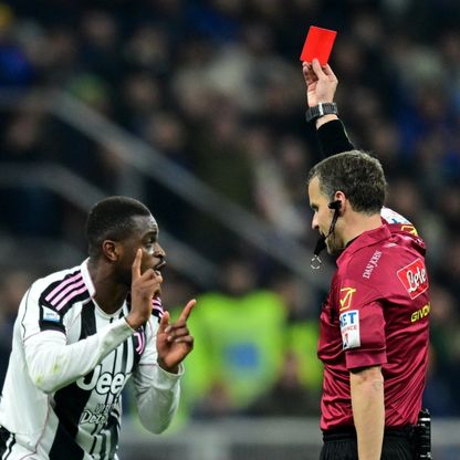 ضجة في إيطاليا.. شجار بين إداريي يوفنتوس وحكم لقاء إنتر ميلان