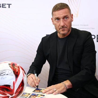 أسطورة إيطاليا توتي يؤكد إجراء محادثات لعودته إلى روما