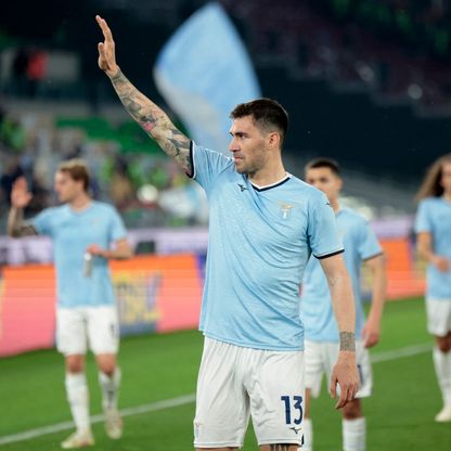 أليسيو رومانيولي يحيّي جمهور لاتسيو بعد مباراة ضد روما بالدوري الإيطالي – 13 أبريل 2025