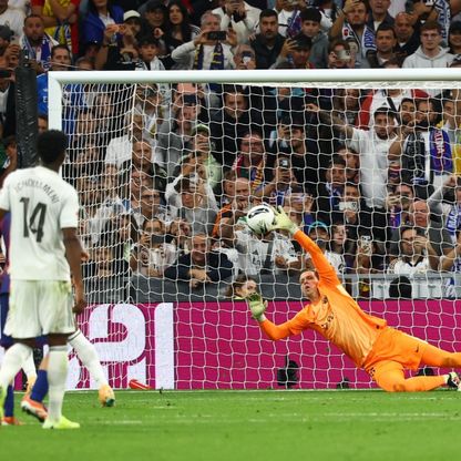 حارس برشلونة يحب الأكل بشدة وينفرد برقم قياسي في الدهون