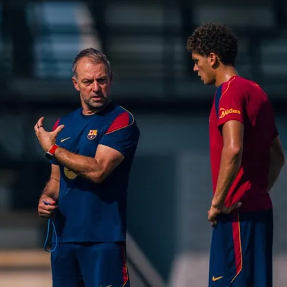هانزي فليك مدرب برشلونة يتحدث إلى المهاجم المصري حمزة عبد الكريم بالتدريبات - 22 أغسطس 2026