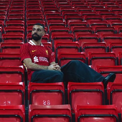 احتفالاً بعقد ليفربول الجديد.. محمد صلاح يوزّع الهدايا على الزملاء
