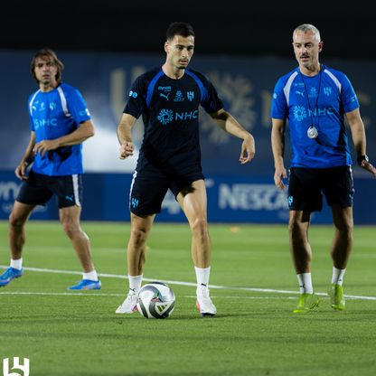 مارتينيلي يقود "هجوماً من الدوري الإنجليزي" بتشكيلة الهلال ضد نيوم