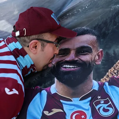 مشجع طرابزون سبور يقبل صورة محمد صلاح - 5 أغسطس 2026