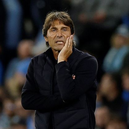 كونتي يفكر في تغيير طريقة لعب نابولي ويطلب نصيحة الصحفيين