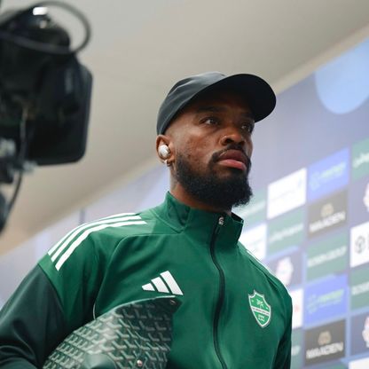 شاهد.. إيفان توني مهاجم الأهلي مكبّلاً بالأصفاد في لندن.. ماذا حدث؟