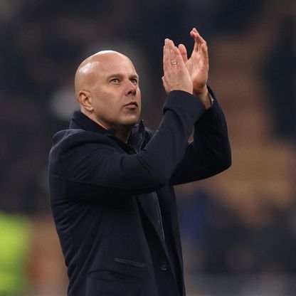 شاهد.. جمهور ليفربول يحرج محمد صلاح بالهتاف لآرني سلوت في ملعب إنتر