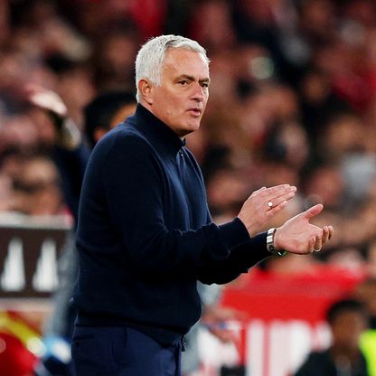 شاهد.. مورينيو ينفجر ضاحكاً في نقاش حول مستقبله مع بنفيكا