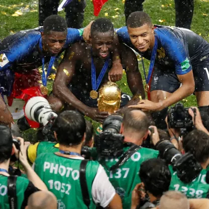 بنجامين ميندي يتوسط كيليان مبابي وعثمان ديمبيلي احتفالا بلقب كأس العالم 2018 - 15 يوليو 2018