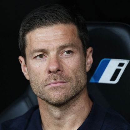 شاهد.. تشابي ألونسو يتلقى هدية "سمكة مبابي"في كازاخستان