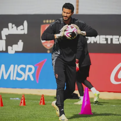 حارس مرمى الأهلي المصري محمد الشناوي خلال تدريب للفريق - 10 ديسمبر 2024