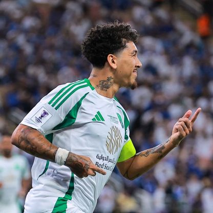 الأهلي يُباغت الهلال بهدفين.. وسالم يرد للهلال في شوط مثير