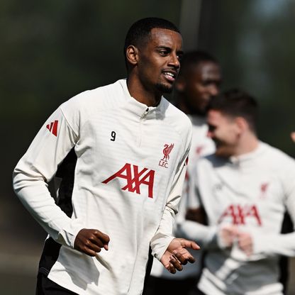 سلوت يكشف سبب غياب إيزاك عن مباراة ليفربول وبيرنلي