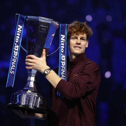 سينر يهزم ألكاراز ويتوج بلقب البطولة الختامية للتنس