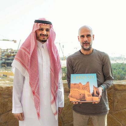 بعد احتفاله بالألفية.. ما سر زيارة بيب غوارديولا للسعودية؟