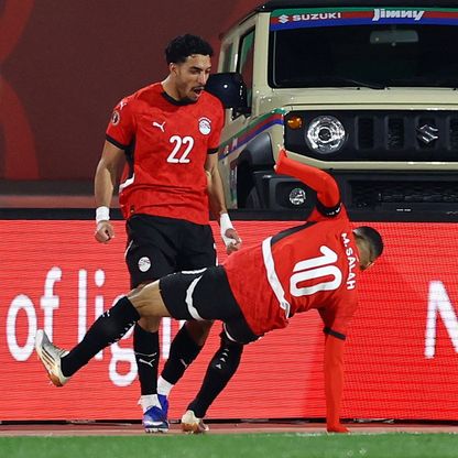 شاهد.. نجوم الدوري الإنجليزي يختارون "الأفضل" وصلاح يترك المقابلة