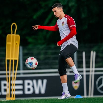 مدرب شتوتغارت: الخنوس وبوعناني يمنحان الفريق خيارات هجومية