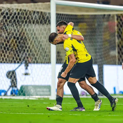 حسام عوار يحتفل مع زميله كريم بنزيما بهدف الاتحاد الرابع في مرمى الرائد بدوري روشن السعودي - 16 يناير 2025